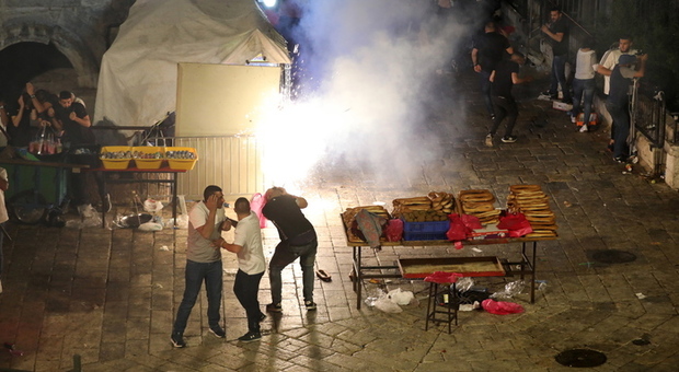 Nuovi scontri a Gerusalemme Est, centinaia di feriti alla Spianata delle Moschee