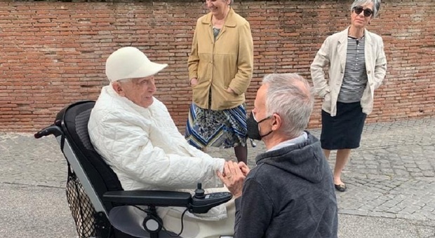 Papa Ratzinger e Sergio Dussin il 4 maggio 2022 nei giardini vaticani