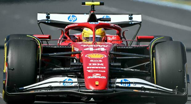 Lewis Hamilton con la Ferrari a Melbourne