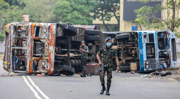 Sri Lanka nel caos: morti e feriti durante le proteste. Premier e governo lasciano il Paese in bancarotta