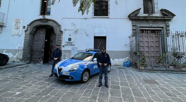 Tragedia a Napoli dove un uomo accoltella poliziotto e viene ucciso