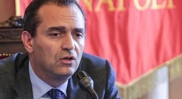 Napoli, lo staff «gratis» del sindaco costa 400mila euro all'anno