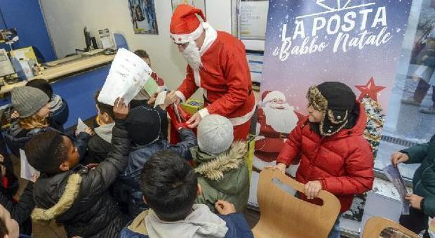 All'ufficio postale multietnico arriva Babbo Natale e parla 6 lingue