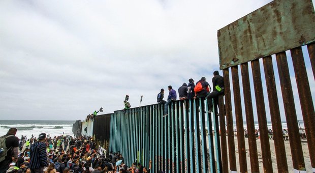 Usa, caos alla frontiera del Messico per richiedenti asilo