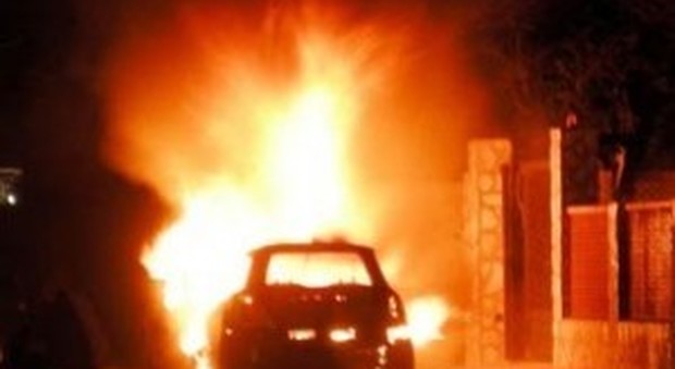 Roma, piromani scatenati a Bufalotta: incendiano 5 auto nella notte, panico fra i residenti
