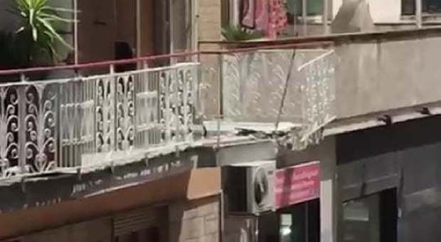 Tir sventra i balconi di un'arteria del Napoletano: panico in strada