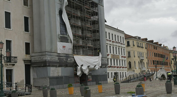 Paura per il vento a Venezia, strappato il telone davanti alla chiesa della Pietà