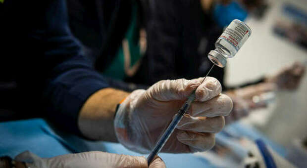 Vaccini anti-Covid a Napoli: 220 medici di base su 540 effettuano somministrazioni