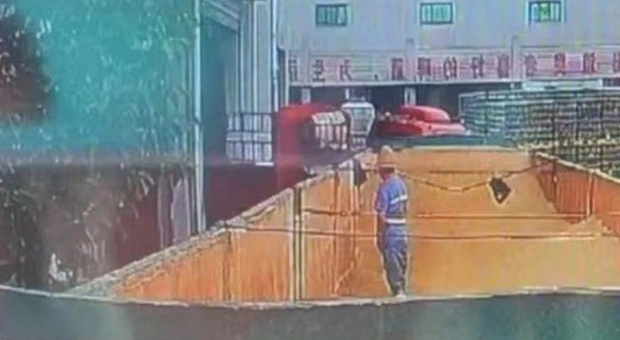 Birra Tsingtao, dipendente fa la pipì in un serbatoio di malto in lavorazione: il video diventa virale, aperta un'indagine