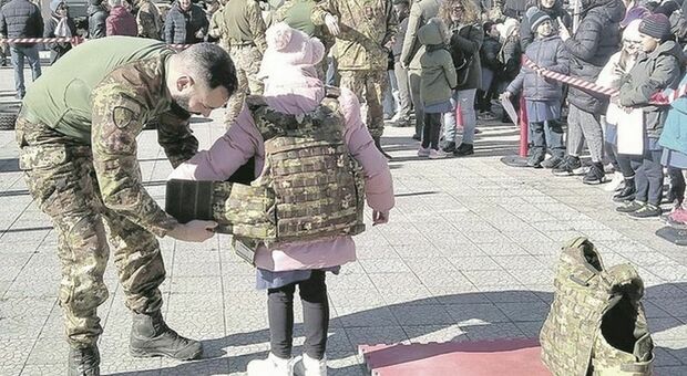 Esercitazione militare con i bimbi delle scuole. La risposta dell'Esercito: «Solo attività formativa». Il sindaco: nessun addestramento