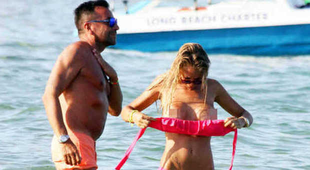 Laura Cremaschi, sexy topless in vacanza col fidanzato Andrea Perone