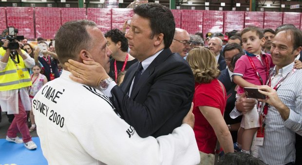 Renzi in Campania: «Bisogna favorire gli investimenti, aprire a imprese»