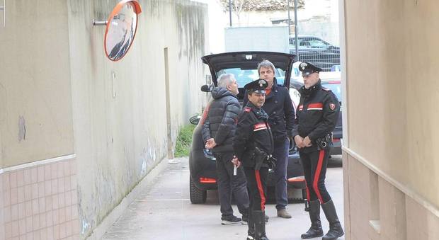 I carabinieri sul posto. Pescara, precipita da undici piani: muore operaio 40enne