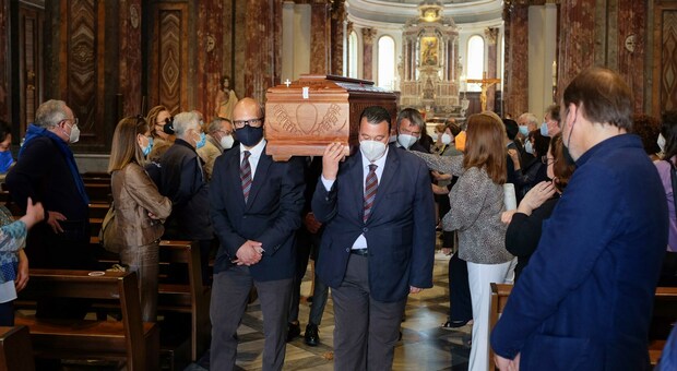 Morto il musicista Mario Cesa, folla in Duomo per i funerali