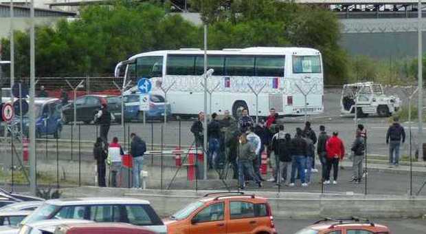Catania contestato: i tifosi rilanciano in campo le maglie dei giocatori
