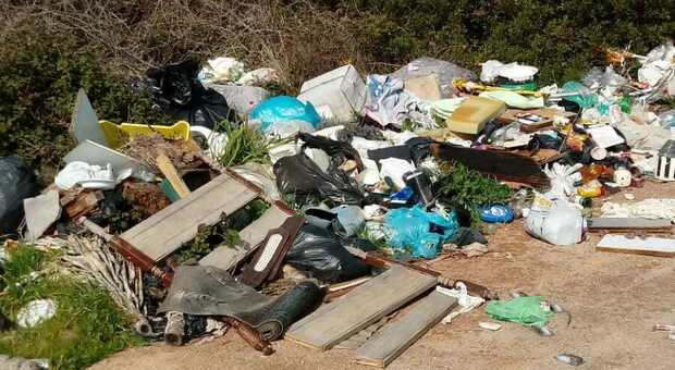 Montagne di rifiuti lungo le "provinciali": 1.500 tonnellate di immondizia abbandonata. Ecco la mappa delle strade-discarica