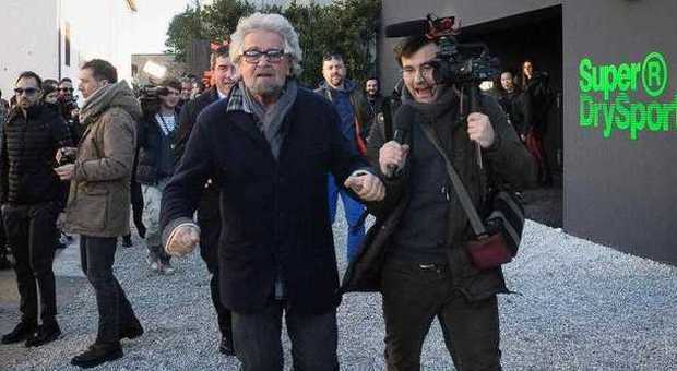 Beppe Grillo fugge dai giornalisti (LaPresse)