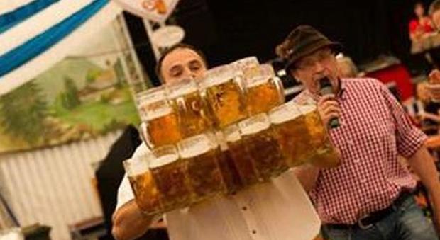 Baviera, Oliver Struempfel stabilisce un record: sorreggere e trasportare 29 boccali di birra per 40 metri