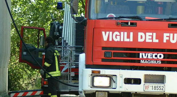 Roma, due appartamenti in fiamme in poche ore: mamma resta ustionata alle braccia