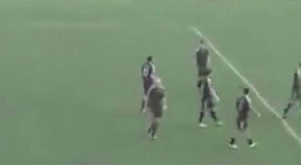 Il calciatore fa gol: inseguito e picchiato dagli avversari| Video