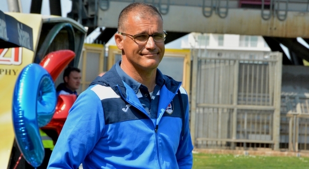 Il tecnico romano Stefano Sanderra durante una partita della Samb al Riviera delle Palme