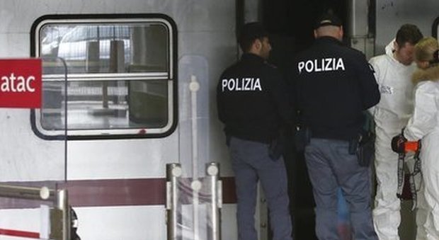 «Ho sentito delle voci», poi il 47enne ha spinto la donna sotto la metro a Roma: fermato