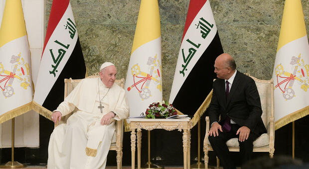Papa Francesco è arrivato Baghdad: città blindata e strade vuote per la pandemia. «Odio incompatibile con la religione»