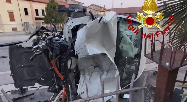 Incidente all'alba a Schiavon: l'auto si spezza in due parti, gravissimo un ragazzo di 23 anni