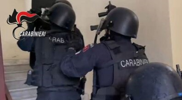 Colpi di pistola verso la moglie a Sossano. Carabinieri in tenuta antisommossa (foto di repertorio)