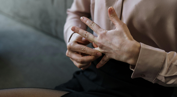 immagine «Mio marito mi ha tradito con mia mamma. Ha messo incinta anche lei e i miei figli hanno dei fratellastri come zii»