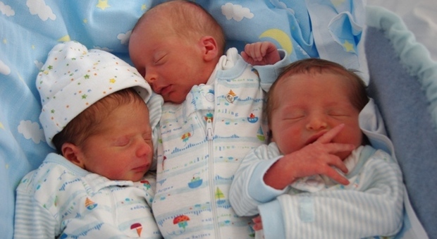 Tre gemelli poco dopo il parto