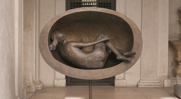 Giacomo Manzù Tebe distesa nell’ovale,1985 bronzo 160 x 155 x 60 cm