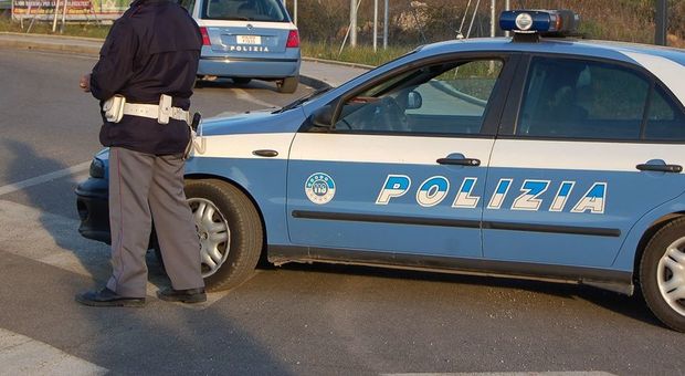 Spacciavano eroina al Pigneto da un'auto abbandonata: arrestata coppia di romeni