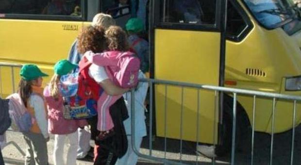 Bimbi salgono su uno scuolabus