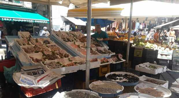 Inflazione a Napoli: dagli alimentari ai detersivi, aumenti record nei mercatini rionali