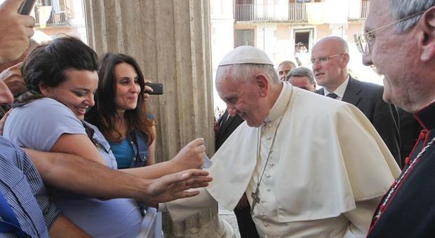 Il Papa discrimina le donne al Sinodo, possono votare solo i maschi