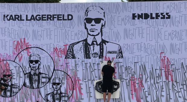 La performance di ENDLESS in memoria di Lagerfeld