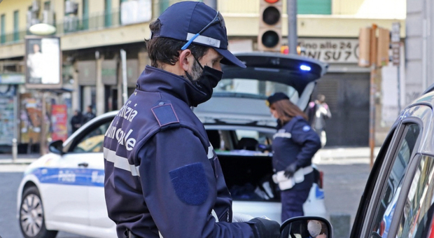 Controlli a Scampia: multe per 33.070 euro, sequestrati 14 veicoli senza assicurazione