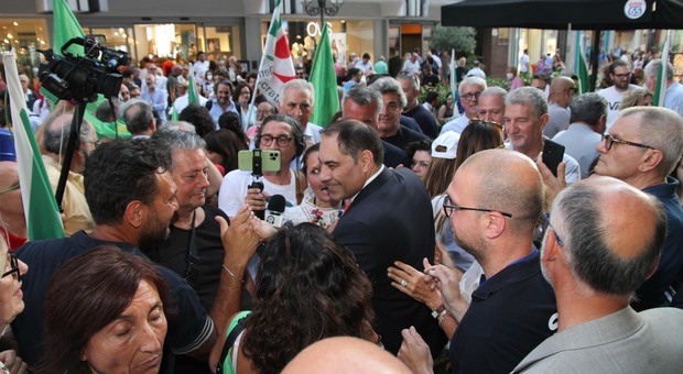 Bagno di folla per il rieletto sindaco di Taranto, Rinaldo Melucci