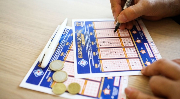 Vince due volte alla lotteria in un anno e mezzo: «Una probabilità su 16mila miliardi»