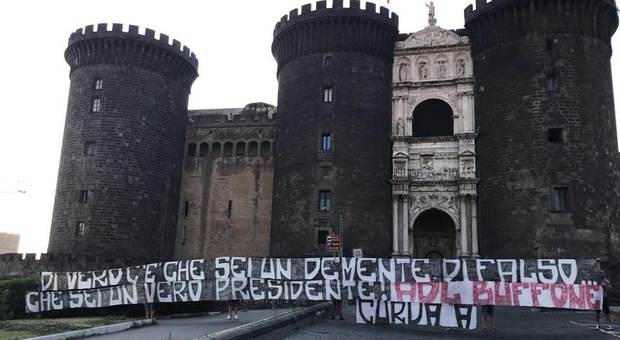 Napoli, la rivolta della Curva A: striscioni contro De Laurentiis