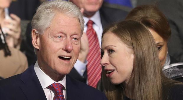 Bill e Chelsea Clinton mentre seguono il dibattito
