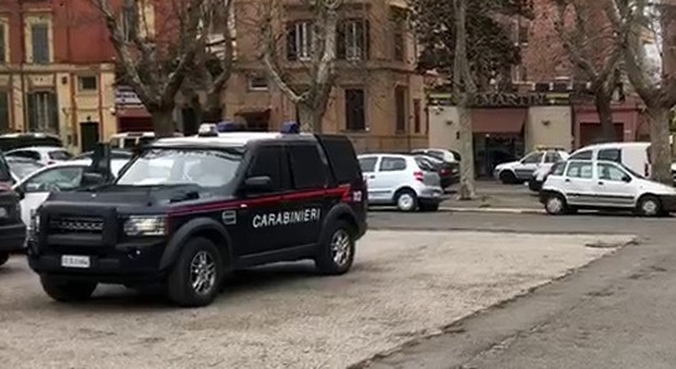 Roma, trascina con fatica un borsone: i carabinieri trovano 15 chili di hashish