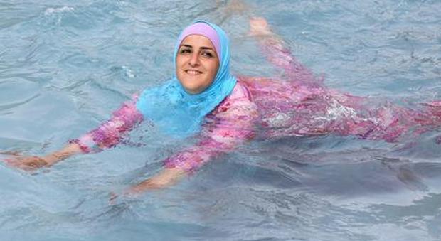 Le musulmane francesi vogliono fare il bagno in piscina con il burkini