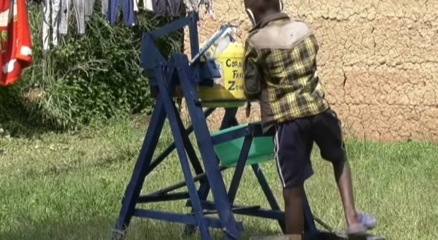 Coronavirus: In Kenya a 9 anni crea un sistema a pedali per lavarsi le mani, premiato dal presidente
