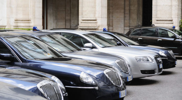 Roma, vecchie, costose e inutilizzate: il Comune rottama le auto blu