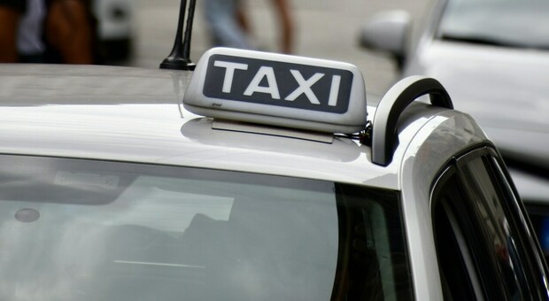 Auto mascherate da taxi senza nessuna licenza: fermati due finti conducenti. Allarme nella capitale: sono più di 100 gli illeciti già registrati