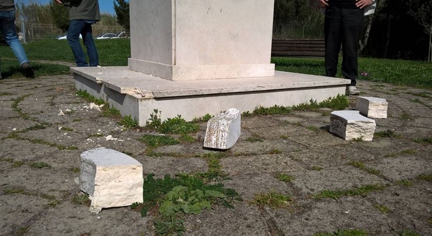 Danneggiato monumento a Pasolini, Giachetti: «Potete distruggere una lapide, ma non cancellare la storia»