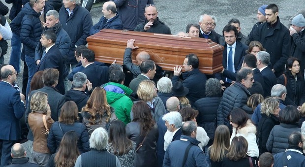 Ingegnere ucciso a Chiaia, la vedova: «Convinta che Luca sia innocente»