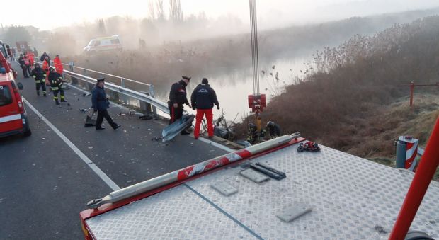 Udine, l'auto finisce nel canale e affonda: trovata all'alba, 2 morti